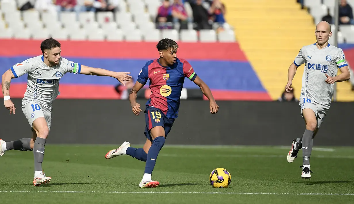 Pemain Barcelona, Lamine Yamal menggiring bola melewati penjagaan dari sejumlah pemain Deportivo Alaves dalam laga lanjutan Liga Spanyol 2024/2025 di Estadi Olimpic Lluis Companys, Barcelona, Spanyol, Minggu (02/02/2025) waktu setempat. (AFP/Josep Lago)