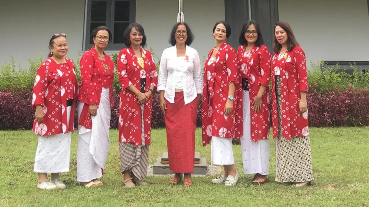 Perempuan Berkebaya Indonesia