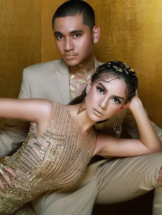 Pasangan kekasih ini terlihat begitu kompak dengan mengenakan busana berwarna krem dan emas. (Foto: instagram.com/_irishbella_)