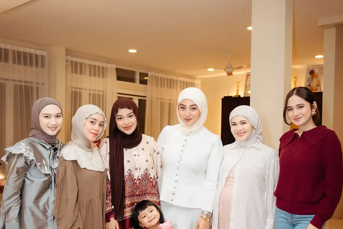 Gaya Kasual Geng Mamayu: Syifa Hadju, Aurel Hermansyah, hingga Kesha Ratuliu Saat Bukber
