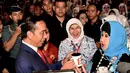 Pengusaha perempuan Dewi Motik Pramono memberi cenderamata kepada Presiden Joko Widodo saat pembukaan Rakernas IWAPI XXVIII di Padang, Sumatera Barat, Senin (8/10). (Liputan6.com/Pool/Biro Pers Setpres)