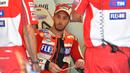 Pebalap Ducati, Andrea Dovizioso saat berdiskusi dengan tim mekanik sebelum melakukan sesi latihan bebas pada balapan San Marino Moto GP Grand Prix di Marco Simoncelli Circuit, Misano (9/9/2017). (AFP/Andreas Solaro)