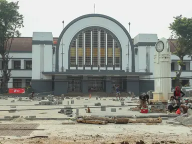 Aktivitas pekerja di Kawasan Kota Tua, Jakarta, Rabu (3/8/2022). Proyek revitalisasi jalur pedestrian di kawasan Kota Tua akan selesai pada Agustus 2022, yang sudah mencapai 98 persen. (Liputan6.com/Herman Zakharia)