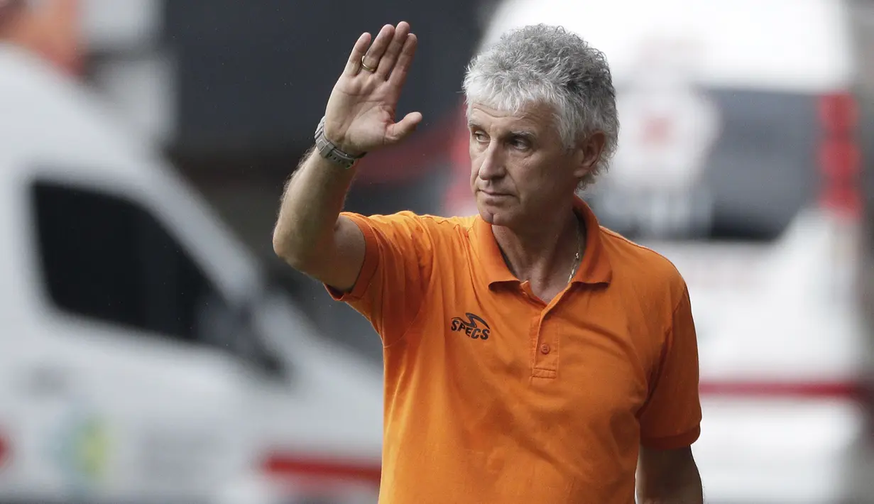 Pelatih Persija Jakarta, Ivan Kolev, memberikan instruksi saat melawan TIRA Persikabo pada laga Piala Indonesia di Stadion Patriot, Bekasi, Kamis (21/2). Persija menang 2-0 atas TIRA Persikabo. (Bola.com/Yoppy Renato)