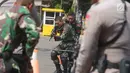 Personel TNI melakukan latihan pengamanan Asian Games 2018 di lapangan Istora Senayan, Jakarta, Rabu (18/7). Latihan gabungan bersama Polri ini terkait pengawalan tamu VVIP Asian Para Games 2018 dan mengatasi gangguan yang terjadi (Merdeka.comImam Buhori)