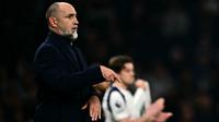 Pelatih kepala Tottenham Hotspur asal Kroasia, Igor Tudor, memberi isyarat selama pertandingan Liga Inggris antara Tottenham Hotspur dan Crystal Palace di Stadion Tottenham Hotspur di London, pada 5 Maret 2026. (Ben STANSALL/AFP)