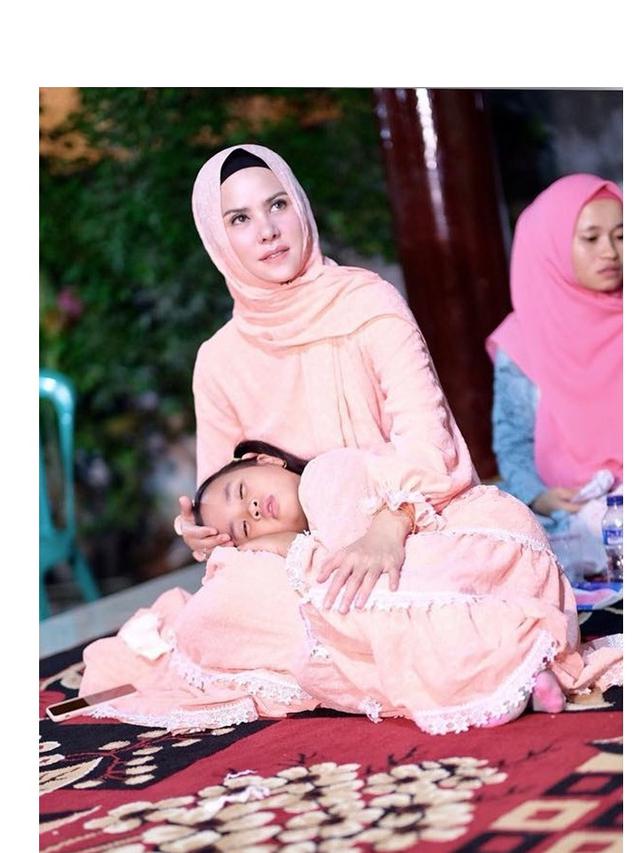 Jarang Tersorot, Ini 7 Momen Manis Angel Lelga dan Sang Putri