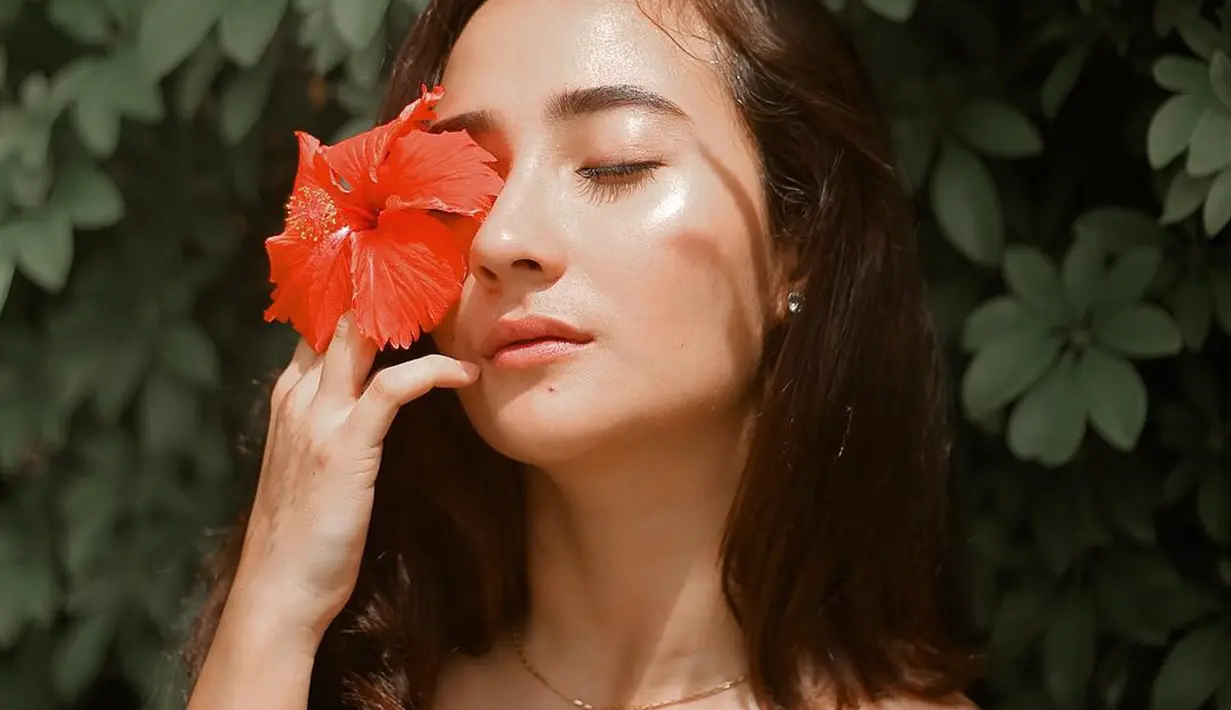 Dengan outfit bahu terbuka ditambah memiliki tubuh yang mempesona, tak ayal sosok dengan nama lengkap Saskia Naomi Appel ini nampak semakin cantik dan seksi. (Liputan6.com/IG/naonomnom)
