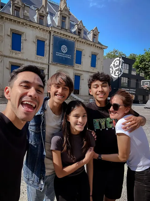 Donna Agnesia-Darius Sinathrya dan anak