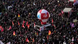 Para pengunjuk rasa berkumpul selama demonstrasi menentang rencana untuk menunda usia pensiun Prancis, Paris, Selasa (31/1/2023). Jutaan demonstran kembali turun ke jalan untuk memprotes rencana Presiden Emmanuel Macron menaikkan usia pensiun, dari yang sebelumnya 62 tahun menjadi 64 tahun. (AP Photo/Thibault Camus)