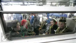 Sejumlah pasangan pengantin duduk di dalam gerbong kereta Prameks jurusan Jogja-Solo selama acara nikah massal di Stasiun Tugu Yogyakarta, Selasa (6/9). Konsep menikah bersama di kereta merupakan pertama kali di Indonesia. (Liputan6.com/Boy Harjanto)