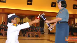 Citizen6, Surabaya: Korps Wanita TNI AL bertambah 81 orang setelah siswa wanita Dikmaba PK NI AL Angkatan ke-31 menjalani prosesi tradisi penerimaan menjadi keluarga besar anggota Kowal, Senin (30/4). (Pengirim: Penkobangdikal)