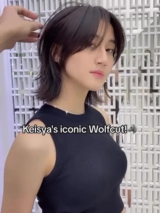 Keisya Levronka kembali mengusung gaya rambutnya yang ikonis, yakni model wolf cut.[Instagram.com/rey_nathanael13]