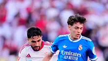 Thiago Pitarch dikawal Neal Maupay di laga Sevilla vs Real Madrid di pekan ke-37 Liga Spanyol 2025/2026 di Ramons Sanchez Pizjuan, Senin, 18 Mei 2026 dini hari WIB. (AP Photo/Jose Breton)