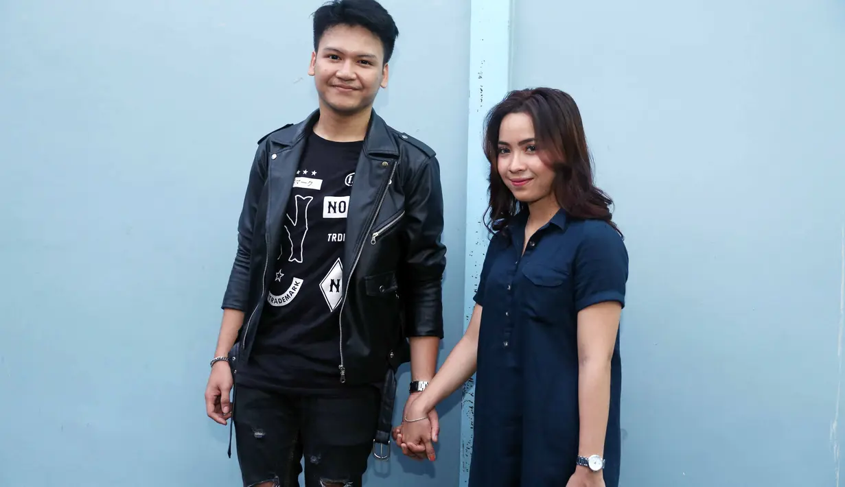 Sebelumnya, pada 7 September 2017 silam, Ilham SMASH resmi melamar Nadine Syahria. Keduanya akan menikah akhir tahun ini dan menggelar pesta sederhana. Sebelum resmi pacaran, keduanya sudah saling kenal sejak setahun. (Nurwahyunan/Bintang.com)