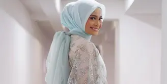 Presenter yang juga model Ersa Mayori tampil beda di unggahan terbarunya di instagram. Dalam tiga foto yang diunggah di akun instagramnya, Ersa Mayori tampil berhijab. [Instagram/ersamayori]