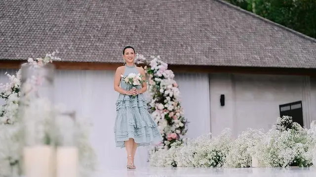 Potret Julie Estelle dipernikahan sang adik, Charlotte Christie. (Foto: Instagram/charlottextie)