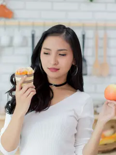 Saat lapar ekstrem, otak cenderung mencari makanan tinggi gula dan garam. Camilan kaya serat dan protein — seperti hummus, kacang-kacangan, buah, yogurt, atau telur rebus — membantu menahan lapar dan mencegah makan berlebihan. (foto/dok: freepik/jcomp)