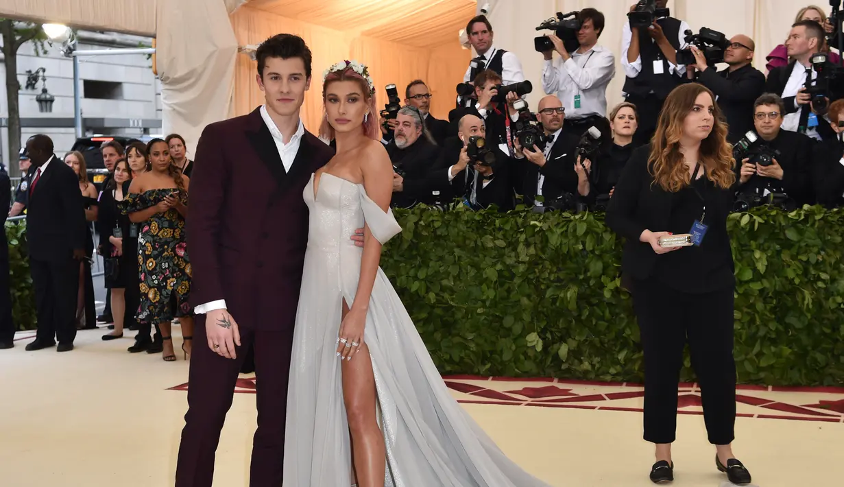 Dilasir dari HollywoodLife, sumber mengatakan bahwa Hailey menganggap Shawn benar-benar bertalenta, lucu, dan super seksi. (Hector Retamal/AFP)