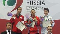Atlet wushu Indonesia, Felda Elvira Santoso (tengah), meraih medali emas nomor Gunshu putri pada hari terakhir Kejuaraan Dunia Wushu 2017 di Kazan, Rusia, Selasa (3/10/2017). (Wushu Indonesia)