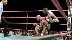 Floyd Mayweather mempertahankan gelar juara dunia Kelas Bulu Super WBC dengan mengalahkan Diego Corrales. 20 Januari 2001. (AFP)