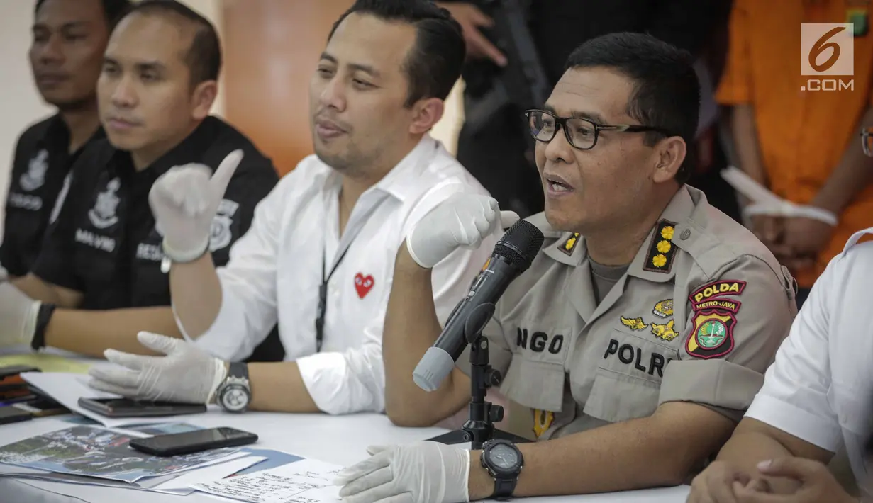 Kabid Humas Polda Metro Jaya Kombes Argo Yuwono didampingi jajaran memberikan keterangan kepada wartawan saat rilis pengungkapan tindak pidana perampasan truk tangki Pertamina di Polda Metro Jaya, Jakarta, Selasa (19/3). (Liputan6.com/Faizal Fanani)