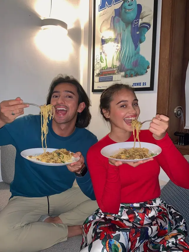 Main Film Bareng, Ini 7 Momen Kebersamaan Omar Daniel dengan Aurora Ribero