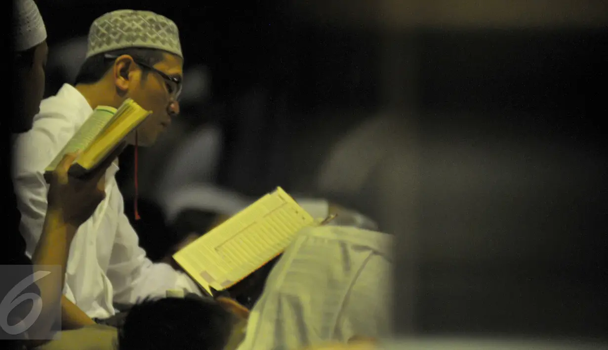 Jamaah melakukan tadarus Alquran di Masjid At-Tin, Jakarta, Kamis (9/7/2015). Ribuan umat Islam melakukan Iktikaf untuk mengharapkan hikmah malam Lailatul Qadar pada Ramadan tahun ini. (Liputan6.com/Herman Zakharia)