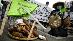 Massa yang tergabung dalam Rukun Tani Sumberejo Pakel melakukan aksi di depan Mabes Polri, Jakarta, Kamis (17/6/2021). Aksi tersebut dilakukan secara serentak di Jakarta, Surabaya, dan Banyuwangi. (Liputan6.com/Faizal Fanani)