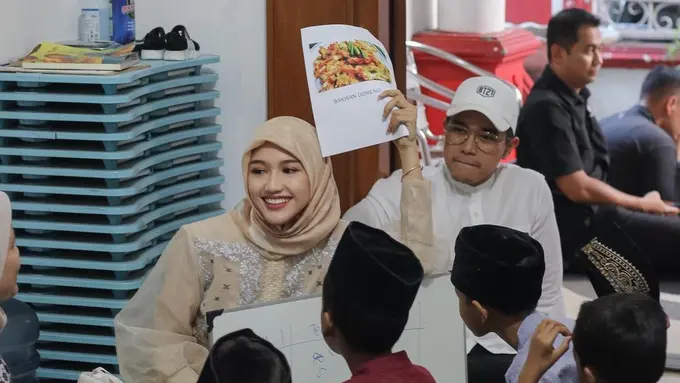 6 Potret Erina Gudono dan Kaesang Buka Puasa Bersama Anak Yatim, Banjir Pujian