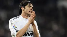 Kekecewaan bintang Real Madrid, Kaka, di laga babak 32 besar Copa del Rey melawan AD Alcorcon di Santiago Bernabeu, 10 November 2009. Madrid kalah agregat 1-4. AFP PHOTO / JAVIER SORIANO 