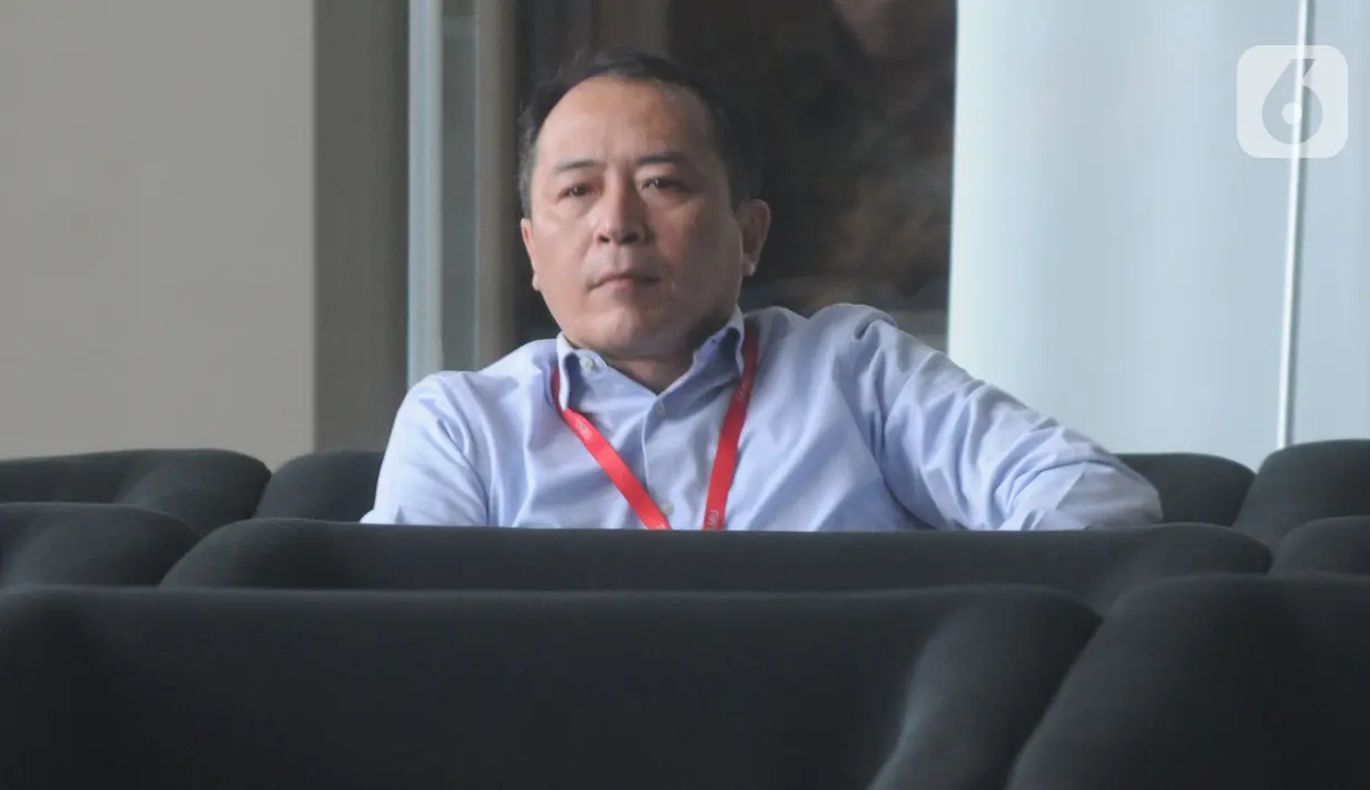 Mantan Presiden Direktur PT Lippo Cikarang Bartholomeus Toto berada di ruang tunggu sebelum pemeriksaan di gedung KPK, Jakarta, Rabu (20/11/2019). Toto diperiksa sebagai tersangka kasus suap pengurusan perizinan proyek pembangunan Meikarta di Kabupaten Bekasi, Jawa Barat. (merdeka.com/Dwi Narwoko)