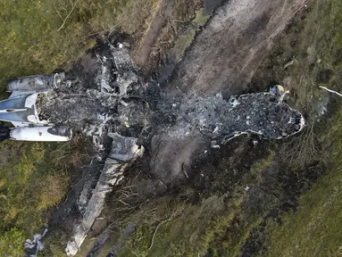 Sisa-sisa pesawat yang terbakar setelah gagal lepas landas dari Bandara Eksekutif Houston terlihat di Brookshire, Texas, Amerika Serikat, Selasa (19/10/2021). Pesawat jet pribadi tersebut mengalami kecelakaan akibat terbakar. (Godofredo A. Vásquez/Houston Chronicle via AP)