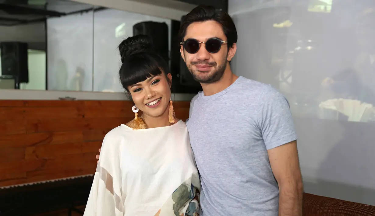 Penyanyi dan pencipta lagu Yura Yunita mengaku beruntung bisa menggandeng salah satu aktor terbaik Tanah Air, Reza Rahadian dalam menggarap video klip Intuisi. (Nurwahyunan/Bintang.com)