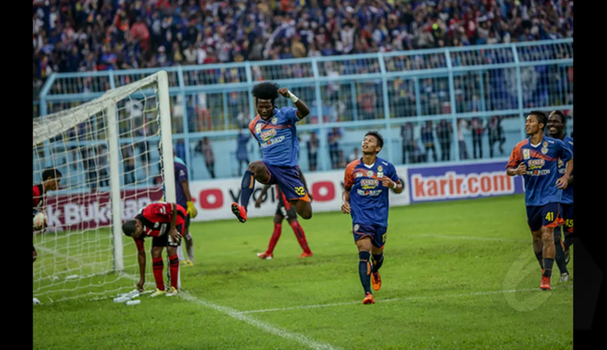 Penyerang Arema Cronus, Sengbah Kennedy merayakan selebrasi di ikuti pemain lainya usai mencetak gol saat laga di SCM Cup 2015 di Stadion Kanjuruhan, Malang, Kamis (22/1/2015)). Arema Cronus menang 4-1 atas Persipura (Liputan6.com/Faizal Fanani)