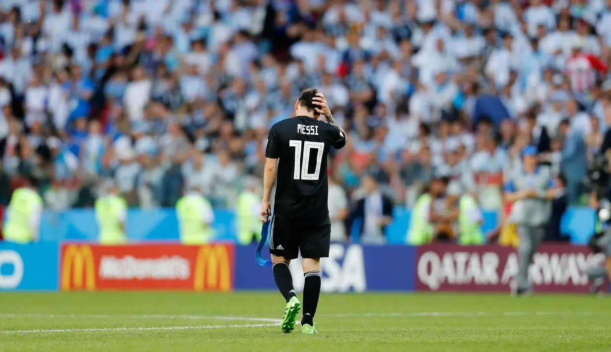Pemain Argentina, Lionel Messi setelah gagal mengeksekusi penalti dalam  laga Grup D Piala Dunia 2018 antara Argentina dan Islandia di Stadion Spartak, Moskow, Rusia, Sabtu (16/6). Pertandingan berakhir imbang 1-1. (AP Photo/Antonio Calanni)