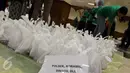 Panitia menata bungkusan plastik berisi daging kurban di Masjid Sunda Kelapa, Jakarta, Senin (12/9). Tahun ini, panitia tidak lagi membagi-bagikan daging kurban langsung kepada masyarakat bertepatan Hari Raya Idul Adha 1437 H. (Liputan6.com/Helmi Afandi)