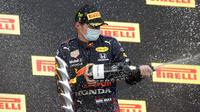 Pembalap Red Bull Max Verstappen melakukan selebrasi usai memenangkan F1 GP Emilia Romagna di Sirkuit Imola, Italia, Minggu (18/4/2021). Max Verstappen keluar sebagai juara diikuti Lewis Hamilton dan Lando Norris. (AP Photo/Luca Bruno)