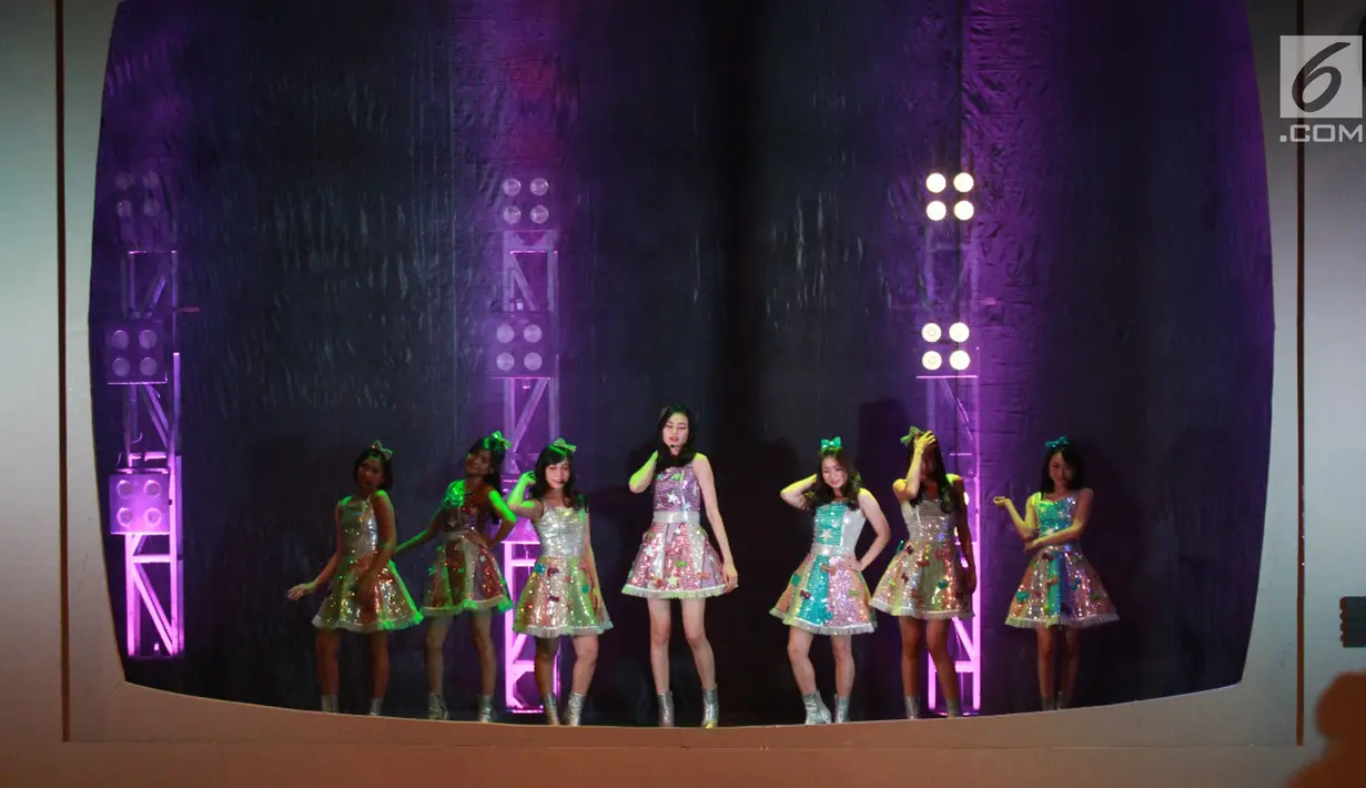 JKT48 saat tampil dalam lakon Princess Pantura di Graha Bakti Budaya, Taman Ismail Marzuki, Jakarta, Jumat (20/4). Princess Pantura berkisah tentang persaingan antara dua biduan kampung yang ingin terkenal. (Liputan6.com/HO/Kayan Production/Anggoro Tri)