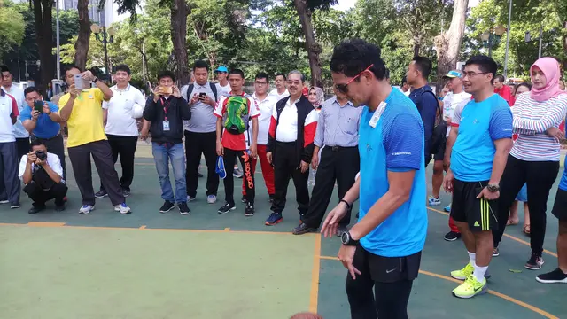 Wakil Gubernur DKI Jakarta Sandiaga Salahudin Uno meninjau proyek revitalisasi Lapangan Banteng, Pasar Baru, Jakarta (15/12/2017).