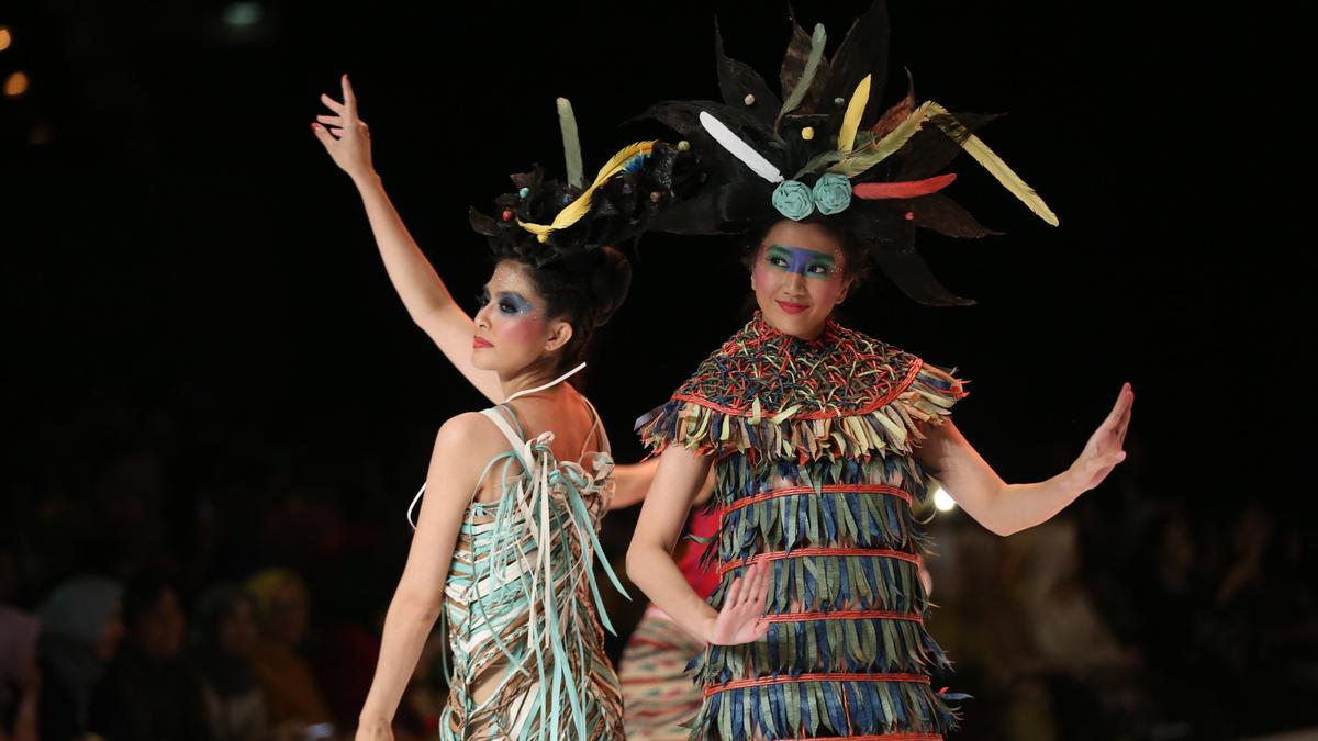 Indonesia Fashion Week 2019 Usung Budaya Kalimantan - Photo Fimela.com