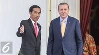 Presiden Jokowi berbincang dengan Presiden Turki Recep Tayyip Erdogan di Istana Merdeka, Jakarta, Jumat (31/7/2015). Kunjungan kenegaraan ini bertepatan dengan perayaan 65 tahun hubungan kerja sama antara Indonesia dan Turki. (Liputan6.com/Faizal Fanani)
