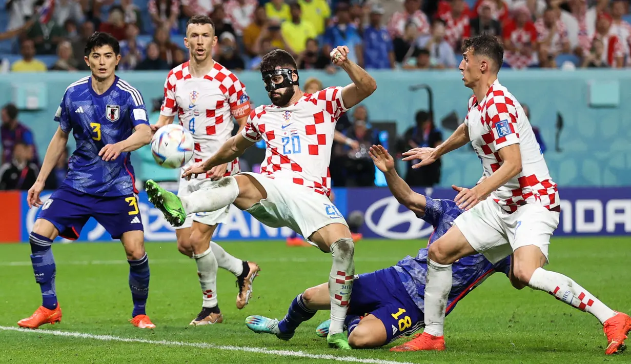 Josko Gvardiol tampil tangguh sebagai bek tengah di Timnas Kroasia. Ia juga berhasil membawa Skuad Vatreni finis peringkat ketiga di Piala Dunia 2022. Gvardiol tercatat mampu membuat clearance terbanyak di perhelatan empat tahunan tersebut, yaitu 37 kali. Pemuda 20 tahun itu juga menjadi pencetak gol termuda di Timnas Kroasia saat Piala Dunia. Berkat penampilan gemilangnya, pemain RB Leipzig itu berhasil mengalami kenaikan harga pasar dari 63,7 juta dolar menjadi 79,6 juta dolar. (AFP/Adrian Dennis)