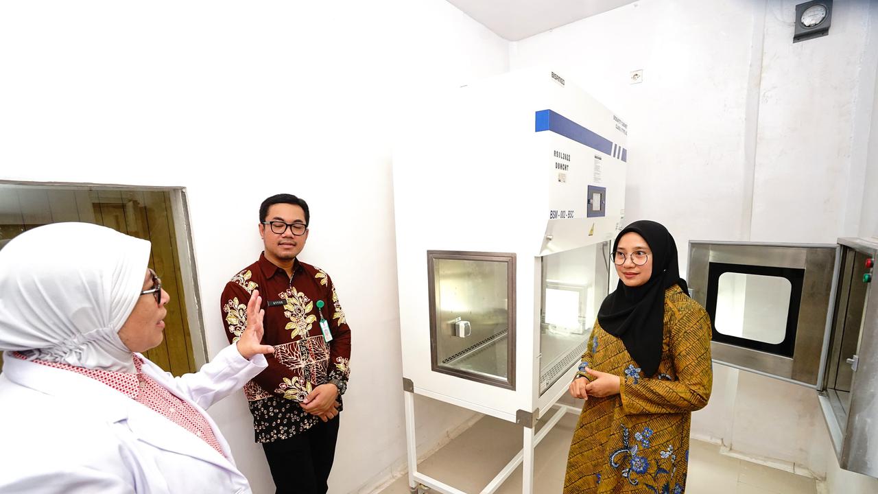 Bupati Banyuwangi Ipuk Fiestiandani (baju batik) tinjau ruang kemoterapi RSUD Blambangan Banyuwangi (Istimewa)