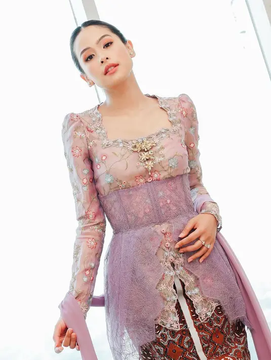 Maudy Ayunda juga terlihat tampil anggun berkebaya di unggahan terbarunya. Kebayanya tersebut dikenakan saat menghadiri acara pernikahan kerabatnya. Maudy Ayunda kenakan kebaya unik warna ungu lilac rancangan Didiet Maulana. [Foto: Instagram/ Maudy Ayunda]