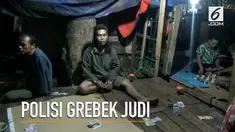 Timmen Rajawali Polres Metro Jakarta TImur menggerebek perjudian ditengah pasar Kramatjati. Polisi menangkap 4 penjudi dan menyita sejumlah barang bukti