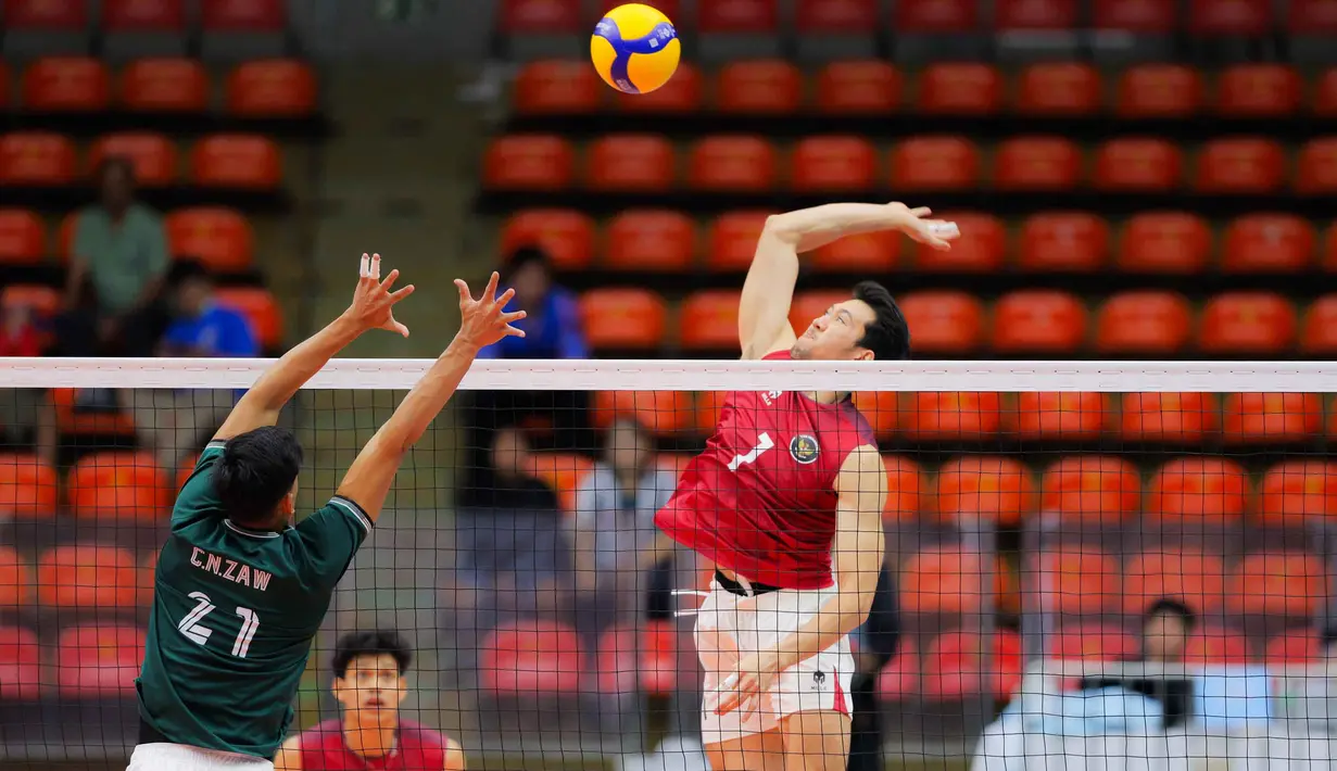 Pemain Timnas voli putra Indonesia, Daffa Naufal Mauluddani melakukan smash saat melawan Myanmar pada babak penyisihan Grup B SEA Games 2025 di di Stadion Indoor Huamark, Bangkok, Thailand, pada Senin (15/12/2025) pagi WIB. (Bola.com/Bagaskara Lazuardi)