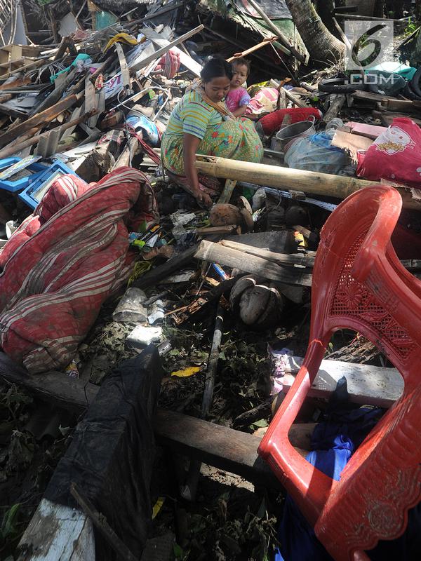 Warga mencari sisa harta benda usai tsunami menerjang Kampung Sumur, Ujung Kulon, Banten, Selasa (24/12). Gelombang tsunami menerjang daratan dan merusak sejumlah bangunan. (Merdeka.com/Arie Basuki)