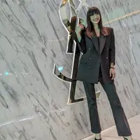 Raline Shah tampil mengenakan blazer hitam oversize dipadukan celana denim. Ia pun melengkapi penampilan dengan platform heels hitam. @ralineshah