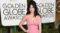 Penyanyi Katy Perry saat menghadiri ajang acara Golden Globe Awards 2016 di Beverly Hills, California, Minggu (10/1). Mantan istri Russell Brand  itu tampil seksi dengan gaun pink berbelahan dada rendah. (Jason Merritt/Getty Images/AFP)